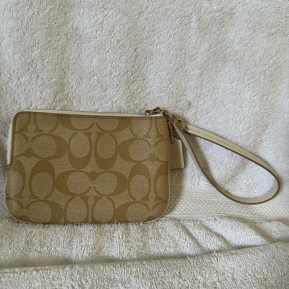 Coach Wristlet. EUC Double Zip Monogram. - Picture 2 of 7